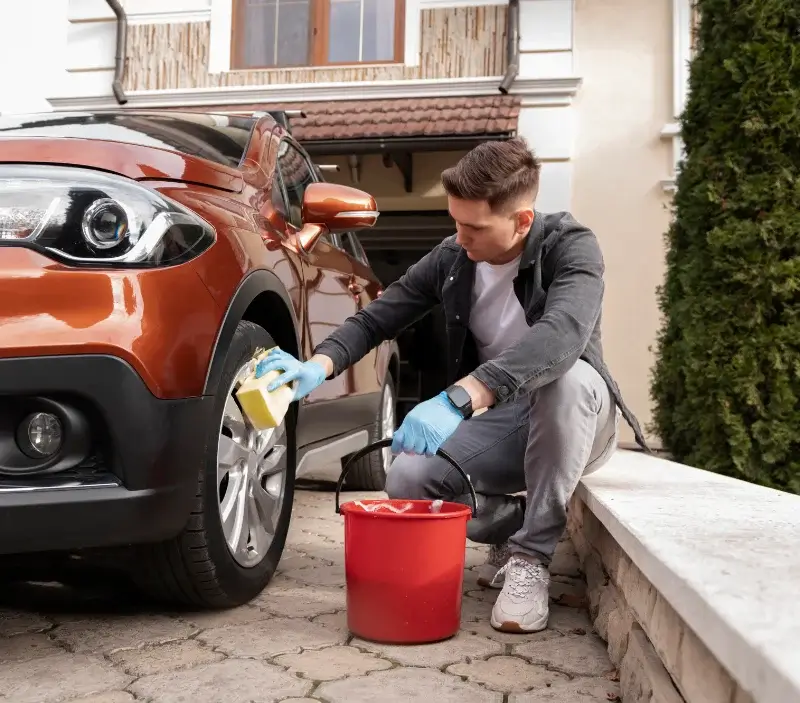 Lavage auto à domicile Parly : professionnel intervenant sur un véhicule